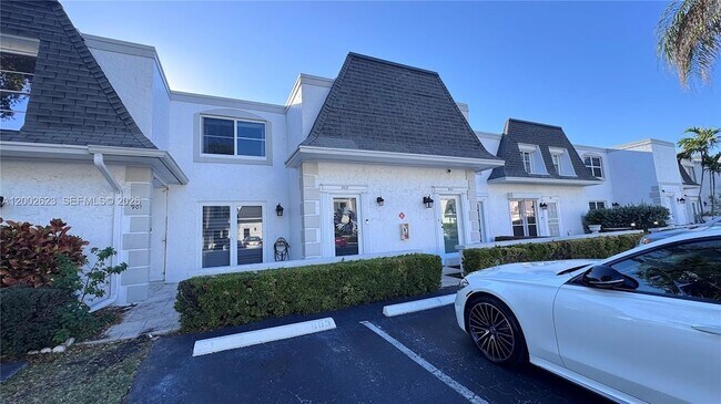 Building Photo - 903 NE 27th Ave