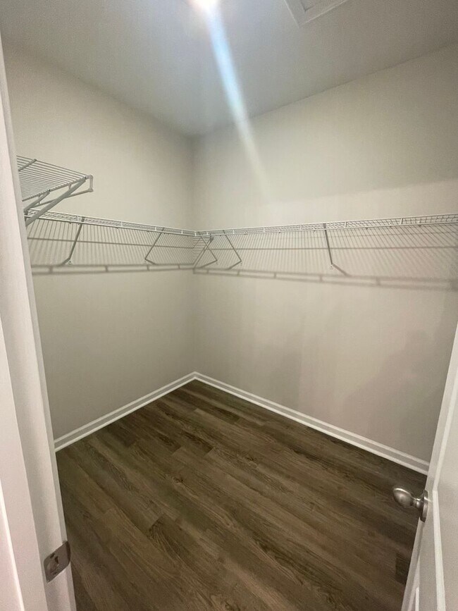 Building Photo - 3 BR Home in River Oaks!