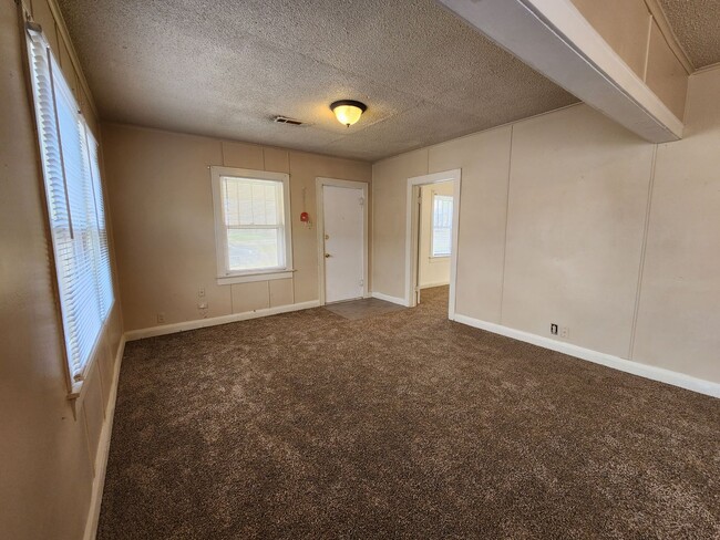 Building Photo - 2 bed 1 bath in Shawnee