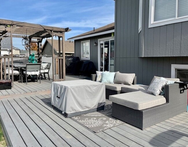 Building Photo - WELCOME TO YOUR NEW HOME! Large fenced yard. minutes from the Spokane River and Centennial Trail!...