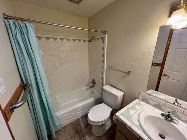 Building Photo - Beautiful 2 Bedroom 2 Bathroom Home- Colonial Park Area