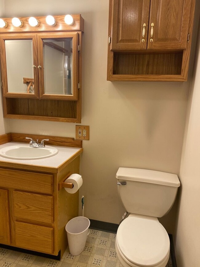 Building Photo - one bedroom Apartment