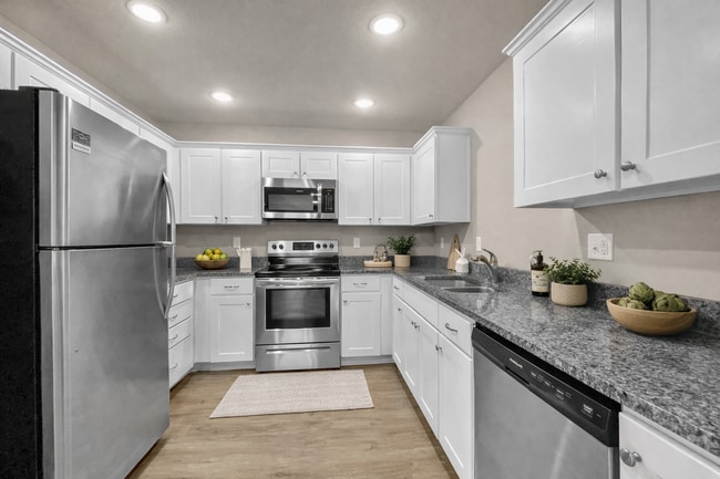 Building Photo - Spacious 3-Bedroom Townhome in Prime Colonial Highlands Location