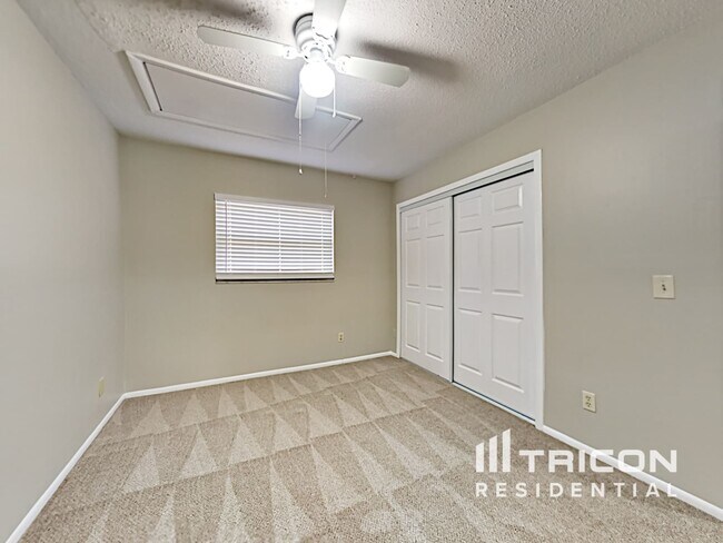 Building Photo - 202 Valley Dr