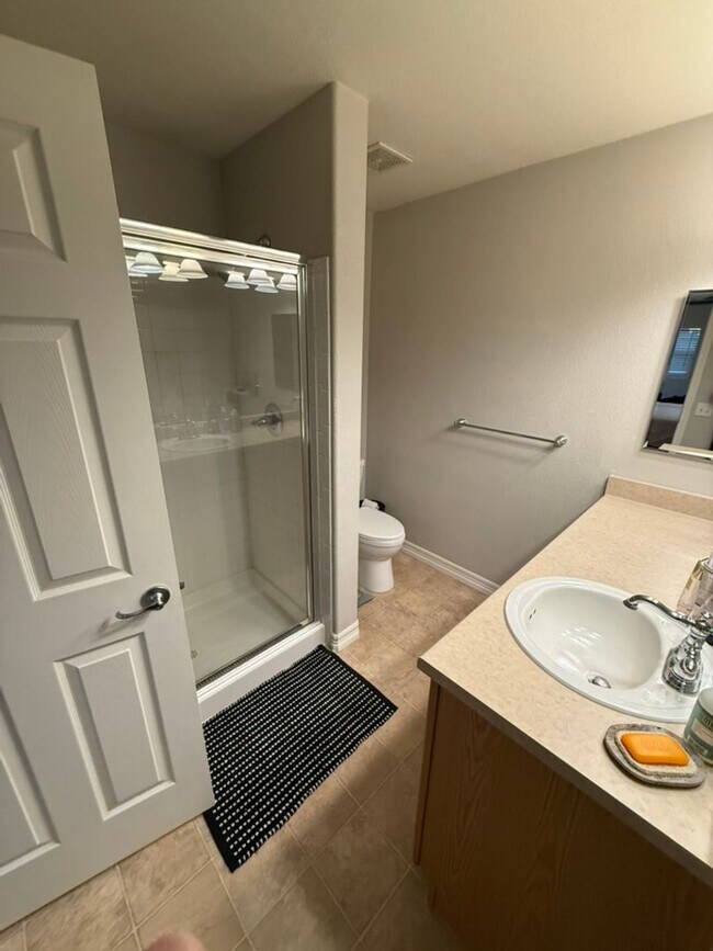 Building Photo - Beautiful 2 bed 2 bath Condo in Meridian!