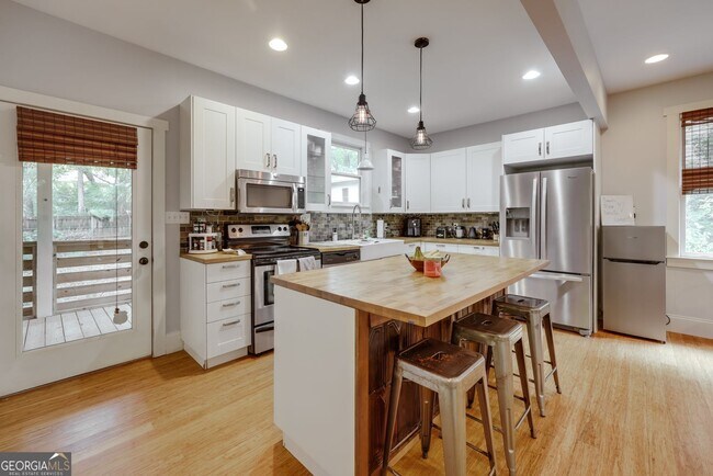 Building Photo - 139 Hillside St