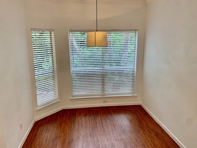 Building Photo - Amazing 1 bedroom, 1 bathroom Condo in Montevista!