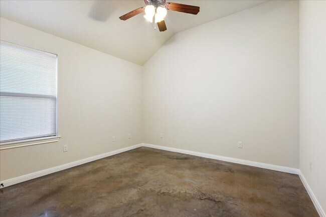 Building Photo - 3BR / 2BA Duplex in Hewitt, Texas | Midway ISD