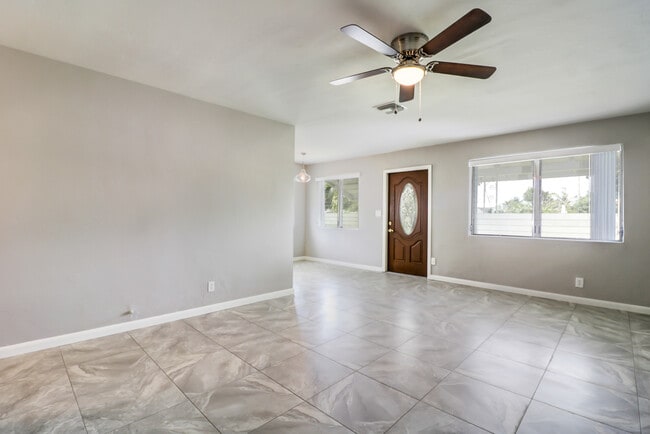 Building Photo - Charming 2Bedroom 2Bath Fully Renovated !