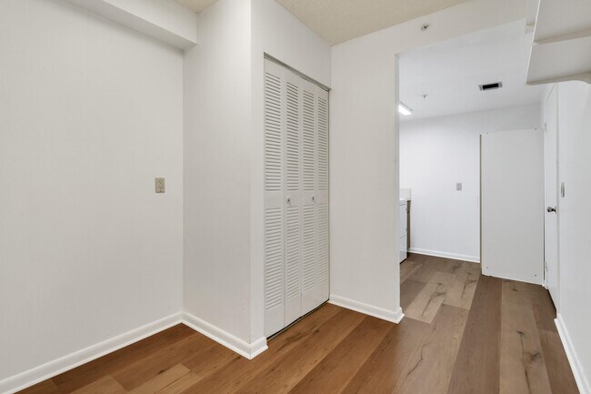 Building Photo - 1701 Marina Isle Way