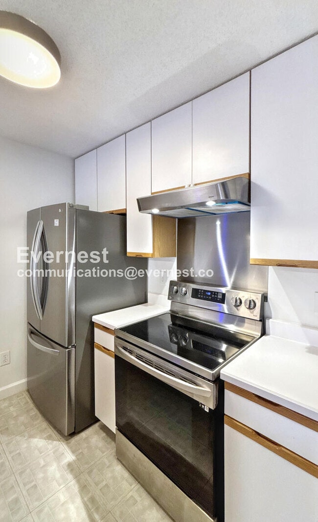 Building Photo - Spacious Condo with Modern Amenities and Garage Parking
