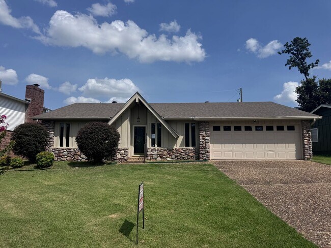 Building Photo - 1115 Briar Creek Rd
