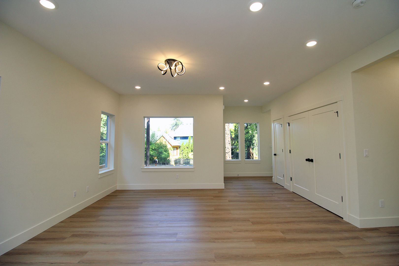 Building Photo - 4660-4660 SW Fairvale Ct