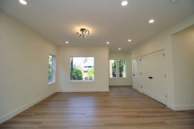 Building Photo - Brand-New 3+ Bed/3.5 Bath Luxury Townhome ...
