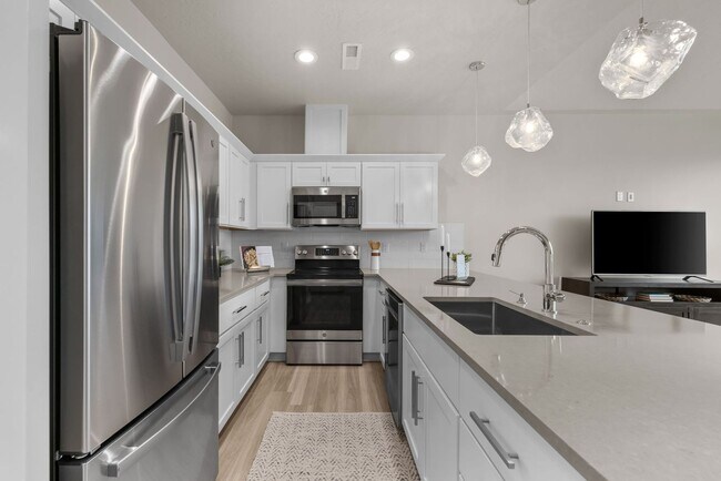 Building Photo - 2213 S Federal Way