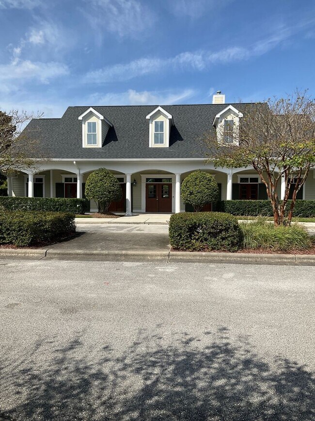 Building Photo - Welcome to this stunning townhouse in Leland, NC!