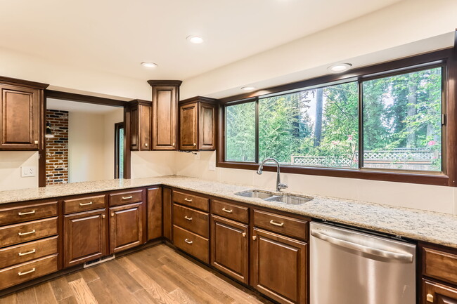 Building Photo - 1759 Marylhurst Dr