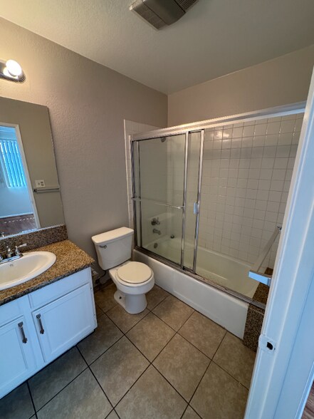 Building Photo - 514 E Valencia Ave