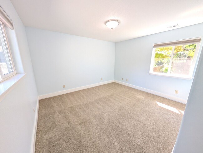 Building Photo - 4 Bed/2.5 Bath Multnomah Village Stunner w...