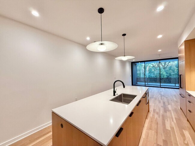 Building Photo - **OFFERING REFUNDABLE APPLICATION FEES** Beautiful 3BD, 3.5BA Downtown Raleigh Townhome with an A...