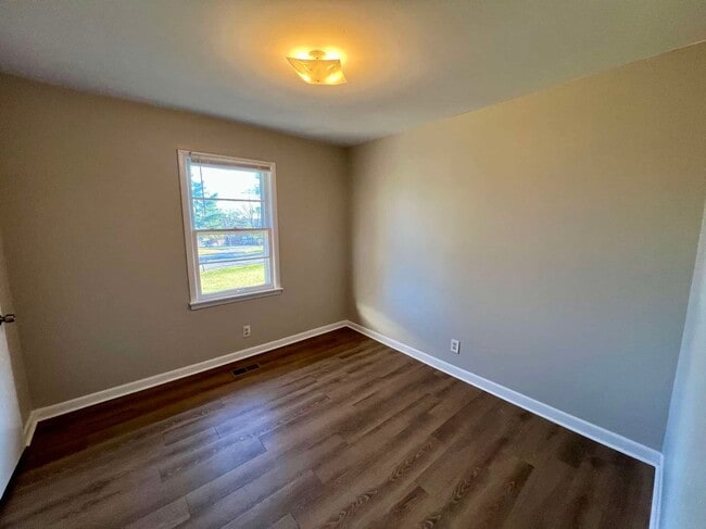 Building Photo - 3 Bedroom Duplex near Murfreesboro City Center! *Large Carport*