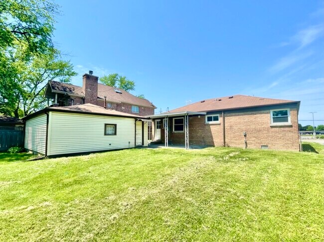 Building Photo - 7033 Simpson St