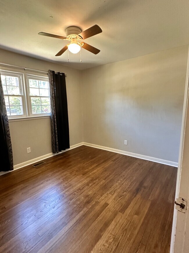 Building Photo - 4018 Dellwood Dr