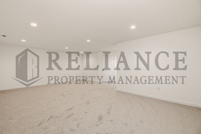 Building Photo - 5263 N Pinecrest Ct