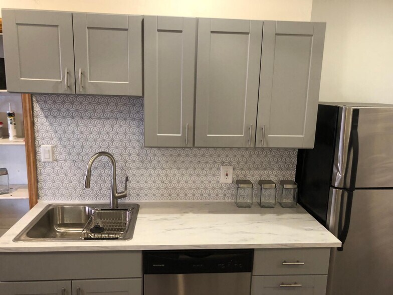 Building Photo - 185 1/2 Home St