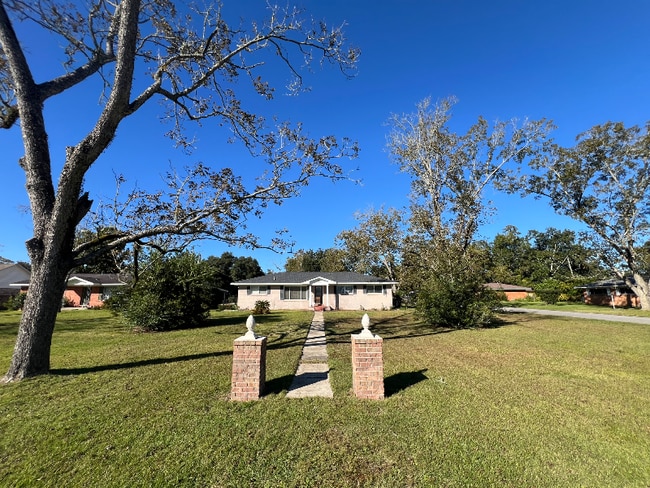 Building Photo - 625 E Myrtle Ave