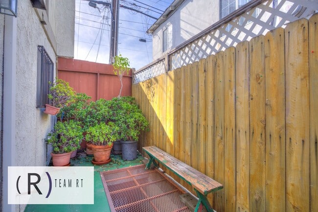 Building Photo - Gorgeous townhouse in a quiet 6-unit gated complex
