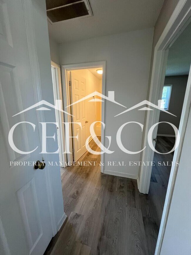Building Photo - Conveniently located 2 bedroom 1 bathroom duplex now available!