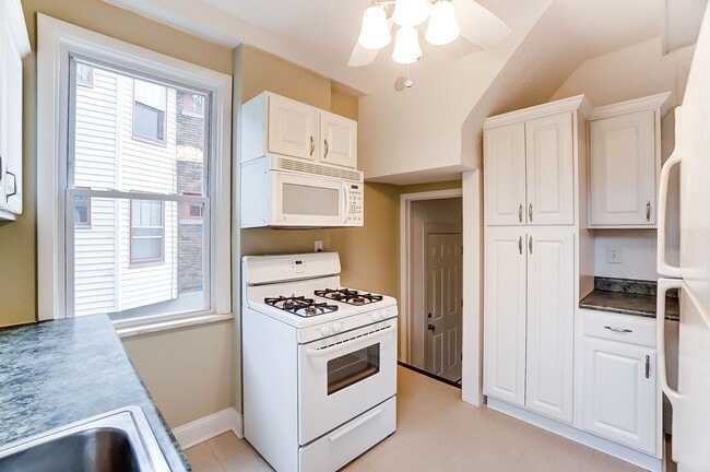 Building Photo - Westwood - Charming 3+ bed 1 bath home freshly updated