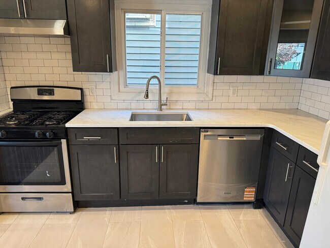 Building Photo - 89 McAdoo Ave