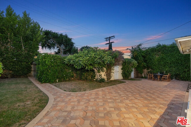 Building Photo - 465 N Kilkea Dr