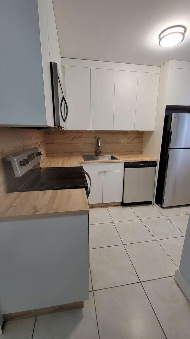 Building Photo - 313 Gardens Dr