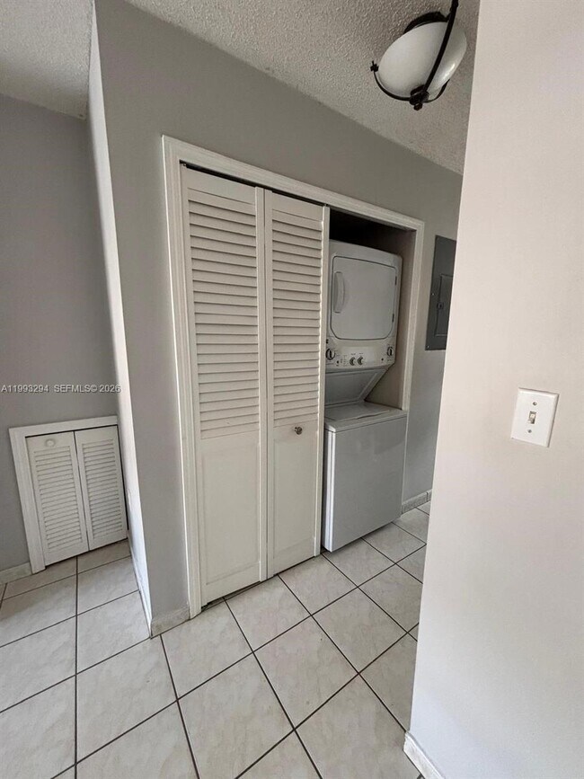 Building Photo - 6272 SW 139th Ave