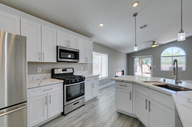 Building Photo - Completely upgraded 3 bedroom home in Macd...