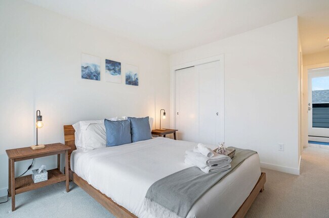 Building Photo - 4453 Aurora Ave N