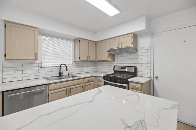 Building Photo - 8703 Cretys Cove