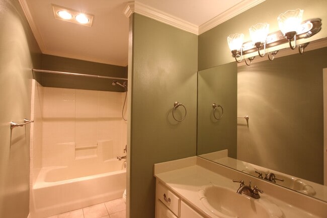 Building Photo - 1202 River Bend Dr