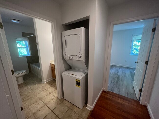 Building Photo - 702 Delevan St