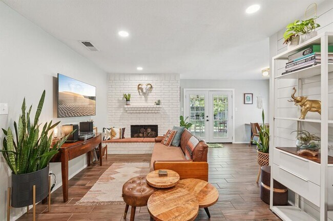 Primary Photo - 1213 S Trace Dr