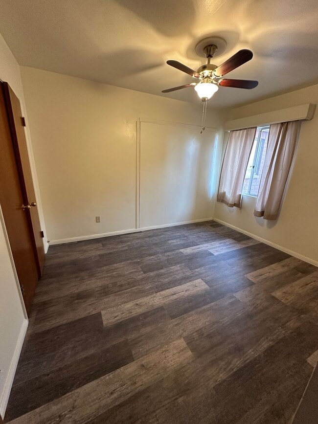 Building Photo - Three bedroom, one bath, downtown Bishop