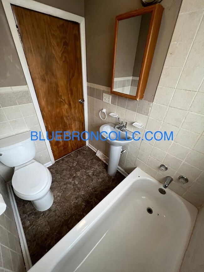 Building Photo - Nice two bedroom house with nice hardwood ...