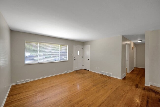 Building Photo - Comfortable 3-bedroom ranch in established...