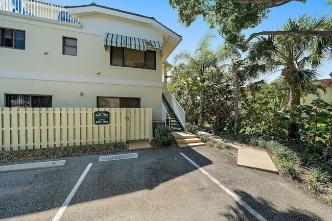 Building Photo - 860 Bella Vista Ct S