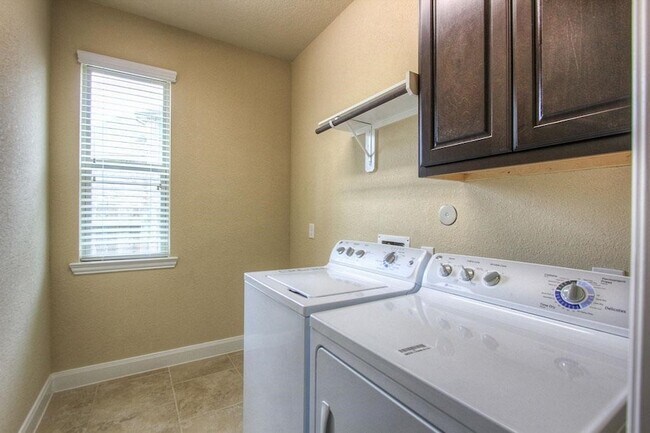 Building Photo - 123 Colton Ct