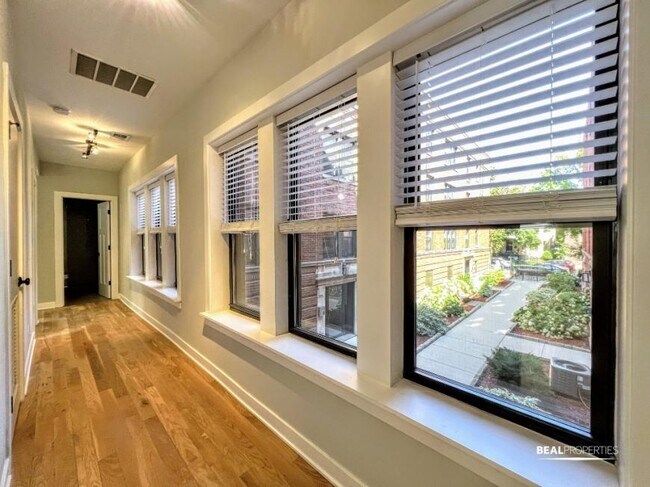 Building Photo - 2 bedroom in CHICAGO IL 60625