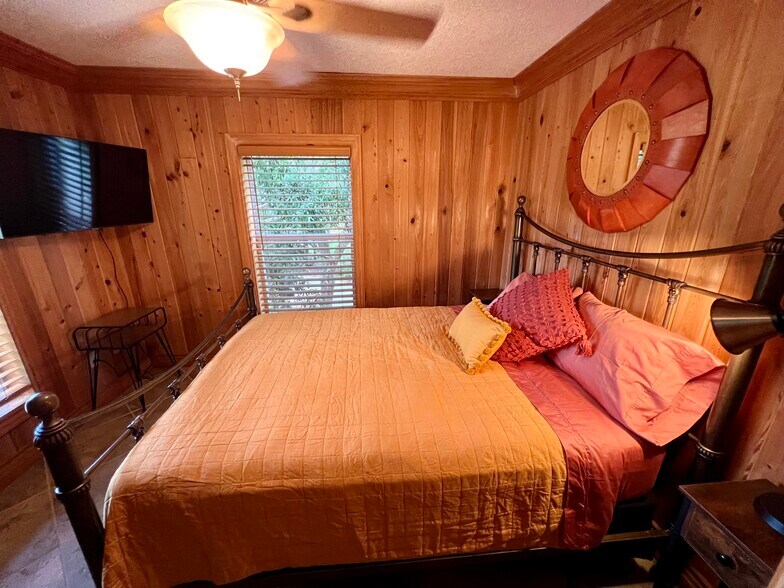 Building Photo - 2162 SW Perry Ter